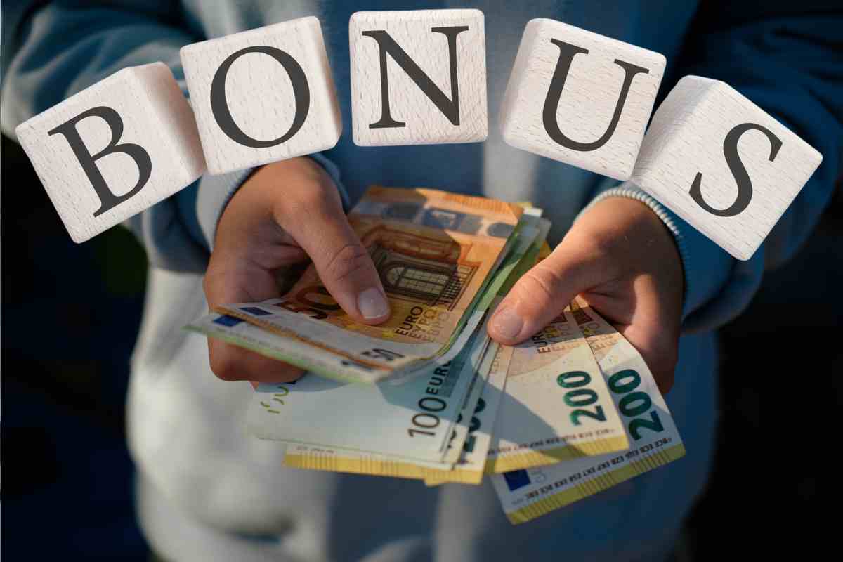uomo conta banconote e davanti la scritta bonus