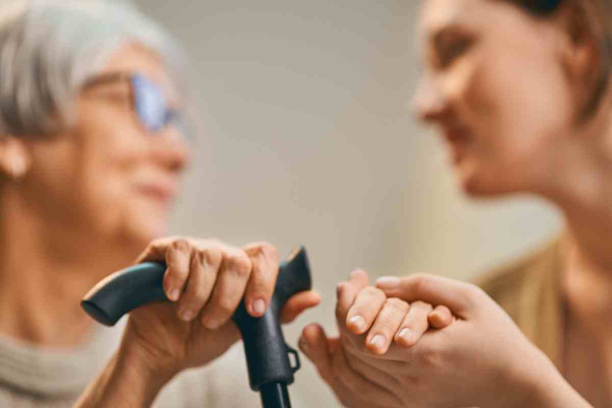 caregiver familiare con un'anziana