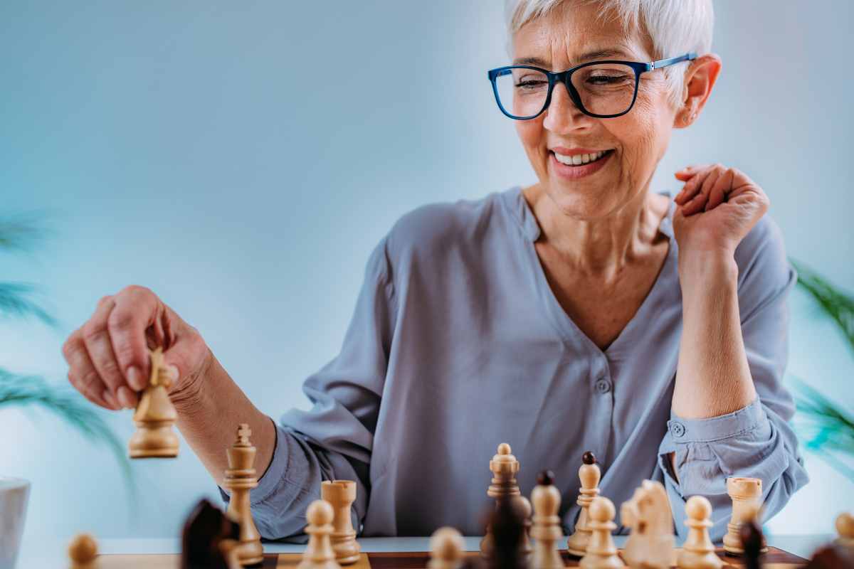 pensionata gioca a scacchi