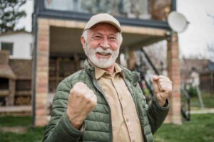 uomo esulta per la pensione