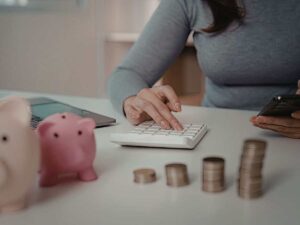 Persona che fa i conti con il salvadanaio