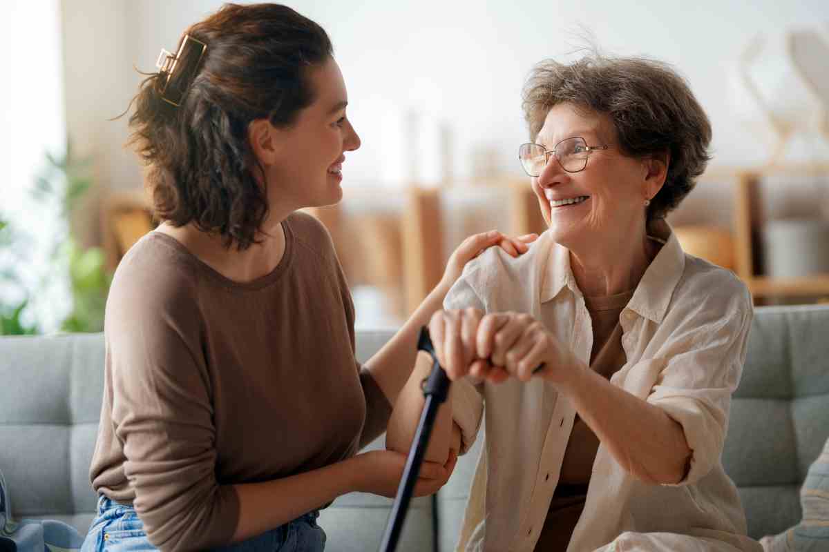 una donna assiste un'anziana
