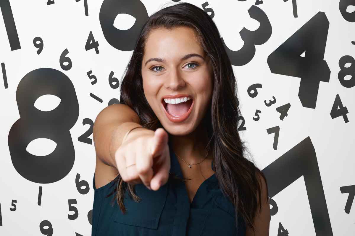 ragazza indica e alle spalle numeri