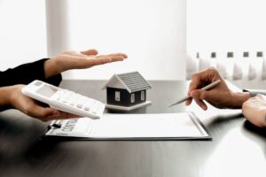 persone che firmano un contratto per acquisto casa