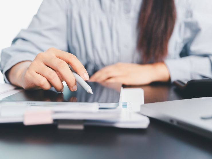 donna seduta ad una scrivania che lavora 