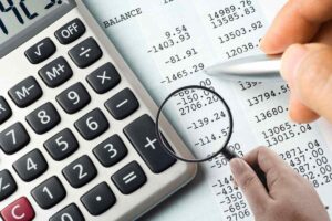 lente d'ingrandimento che esamina un conto corrente