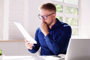 uomo con lettera in mano