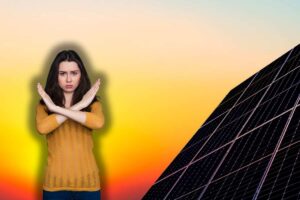 impianto fotovoltaico e donna che fa stop con le mani