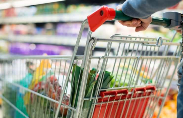 carrello del supermercato con spesa all'interno