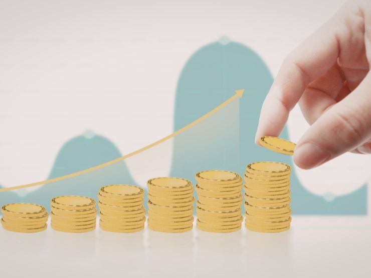 persona che mette monetine una sull'altra