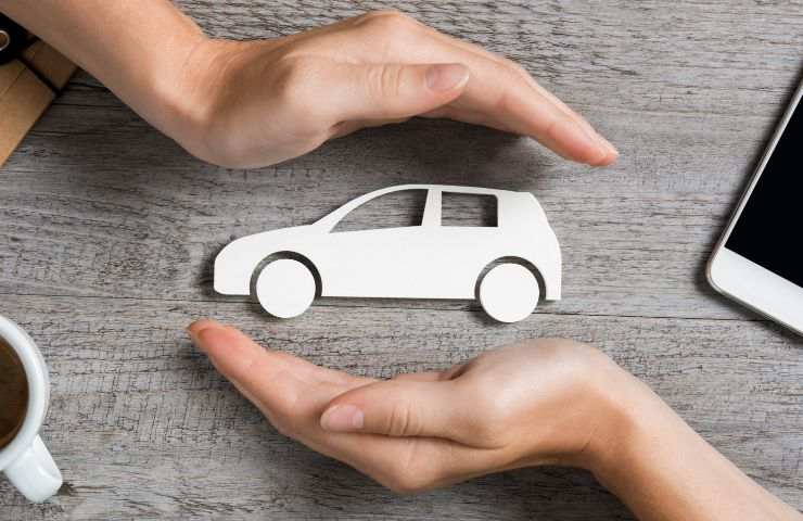 sagoma auto e mani intorno