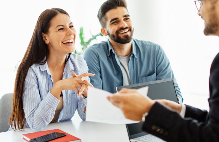 coppia sorridente in banca